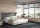 Viessmann Klimagerät an der Wand über einem Doppelbett in modernem Schlafzimmer, mit Fensterfront und natürlichem Licht, durch Jalousien gefiltert.